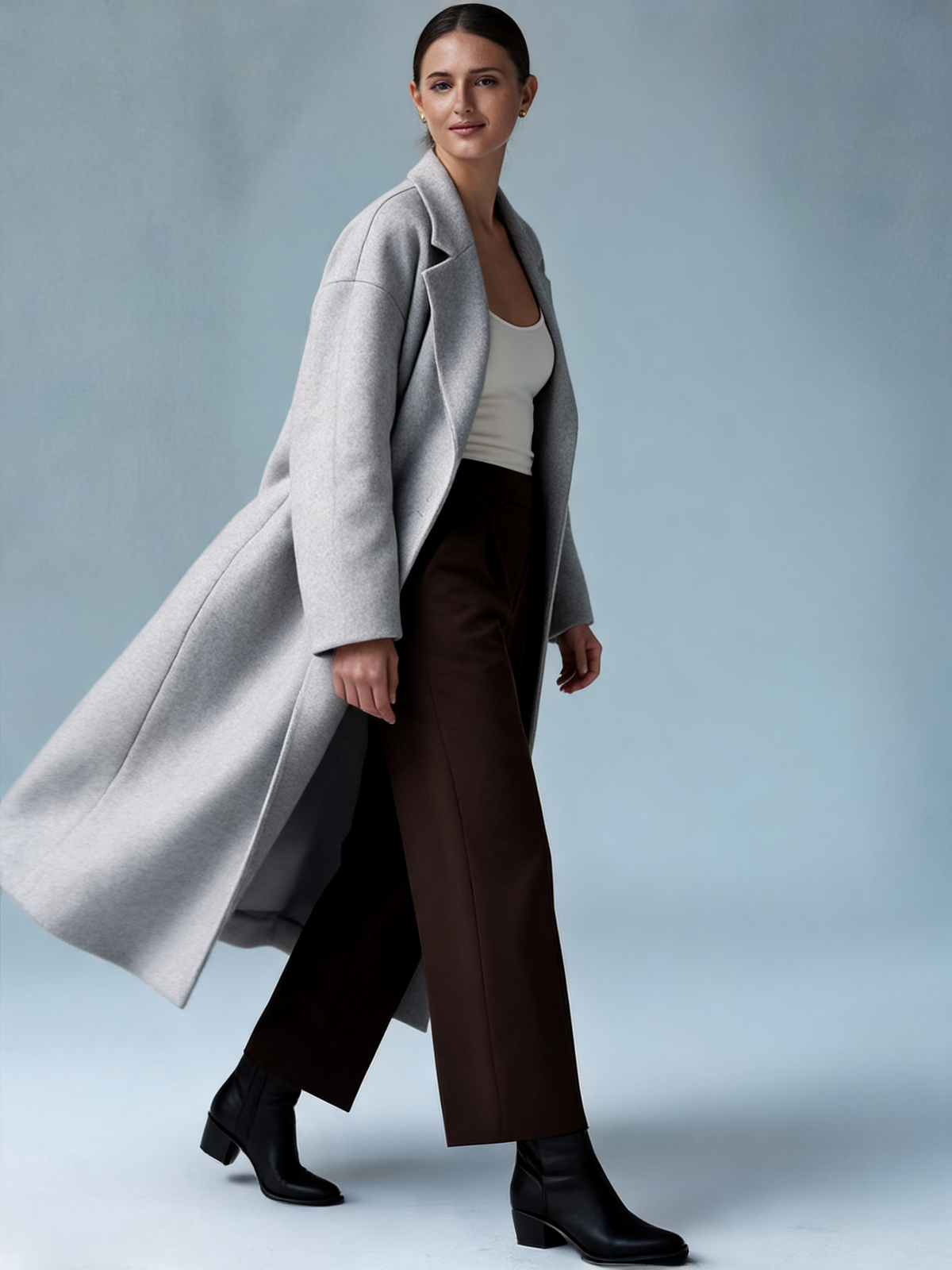 Gabardina larga gris claro caminando